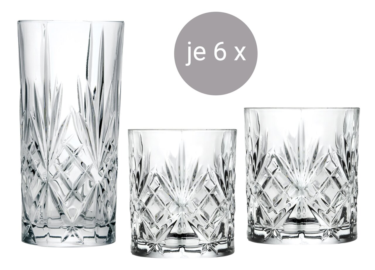 Drie kristallen glazen in verschillende maten, van voren afgebeeld, met een elegant slijpspatroon. Van elk glas zijn er zes stuks.