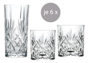 Drie kristallen glazen in verschillende maten, van voren afgebeeld, met een elegant slijpspatroon. Van elk glas zijn er zes stuks.