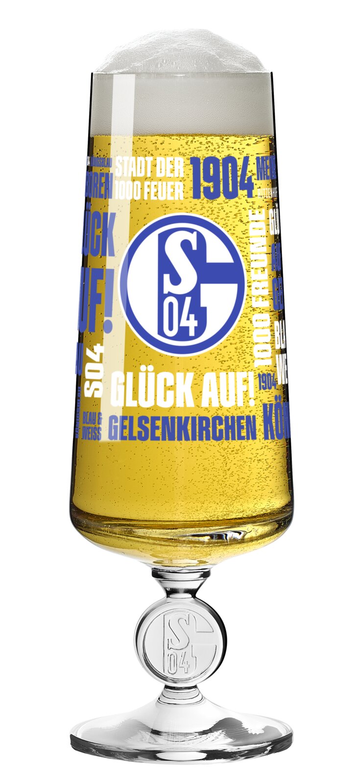Frontalansicht eines mit Bier gefüllten FC-Schalke-04-Pokalglases mit blau-weißem Vereinslogo, typografischem Gelsenkirchen-Dekor und Schaumkrone vor weißem Hintergrund