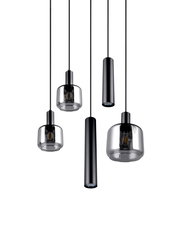 Moderne Pendelleuchte mit fünf hängenden Lampenschirmen in verschiedenen Formen, aus schwarzem Metall und klarem Glas, seitliche Perspektive.