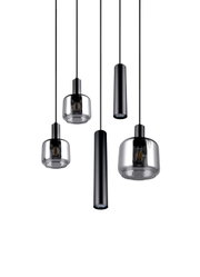Moderne Pendelleuchte mit fünf hängenden Lampenschirmen in verschiedenen Formen, aus schwarzem Metall und klarem Glas, seitliche Perspektive.