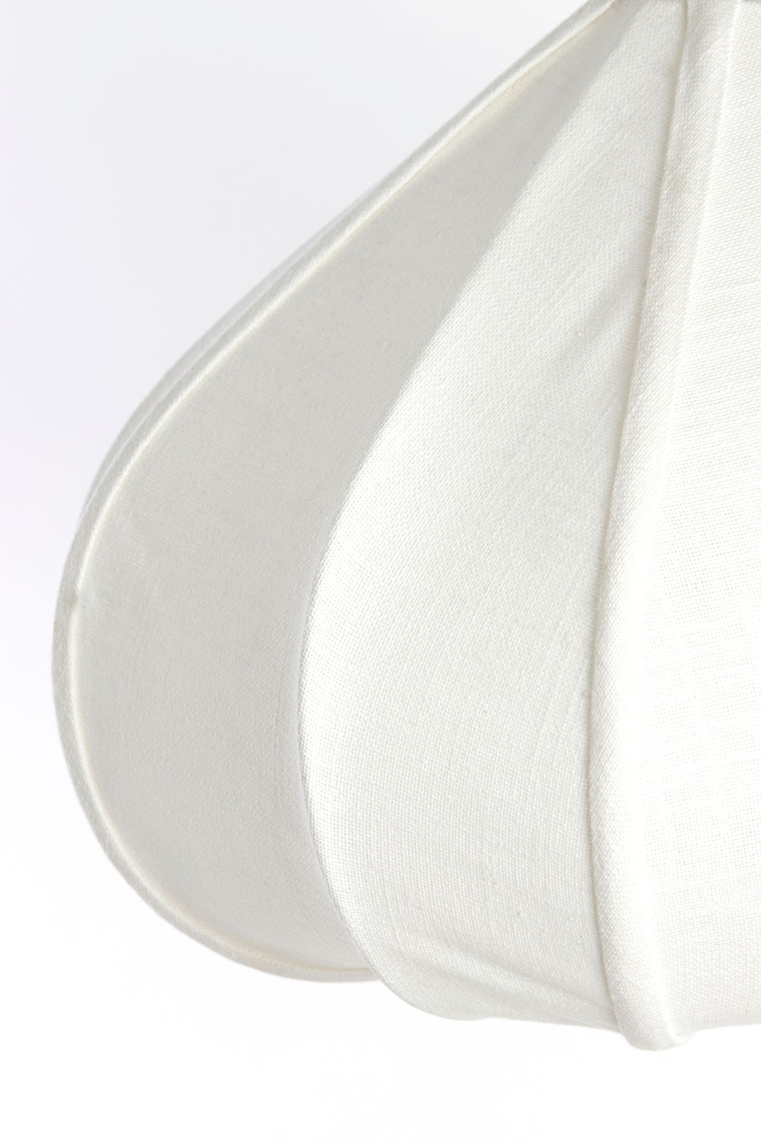 Light&Living Hanglamp ZUBEDA Nahaufnahme einer weißen Hängeleuchte aus Stoff, seitliche Perspektive