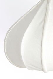 Nahaufnahme einer weißen Hängeleuchte aus Stoff, seitliche Perspektive