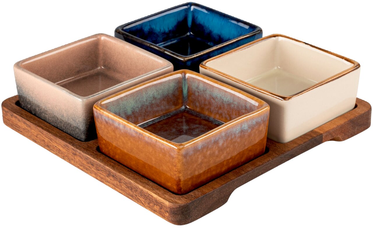 Set aus vier quadratischen Keramik-Schälchen in verschiedenen Glasurfarben auf einem Holztablett, schräg von oben fotografiert