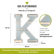Buchstabenförmiges Wandregal „K“ in Hellblau mit Holzleisten, ca. 54 x 45 cm und 19 cm Tiefe, Platz für ca. 37 Figuren, mit Vorbohrungen und Montagematerial, Frontalansicht.
