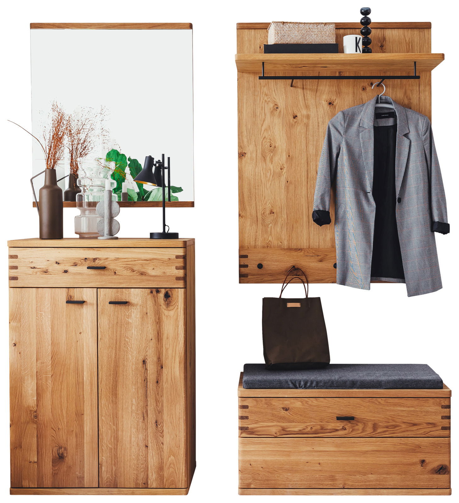 Garderobenkombination aus Holz, bestehend aus einem Schrank mit Spiegel, einer Wandgarderobe mit Haken und Ablage sowie einer Sitzbank mit Stauraum. Frontalansicht.