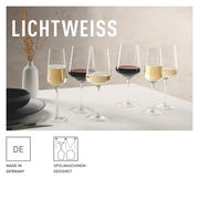 Sechs elegante Kelchgläser auf einem Tisch, gefüllt mit Rot- und Weißwein, in einer stilvollen Tischdekoration. Seitliche Perspektive.