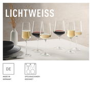 Sechs elegante Kelchgläser auf einem Tisch, gefüllt mit Rot- und Weißwein, in einer stilvollen Tischdekoration. Seitliche Perspektive.