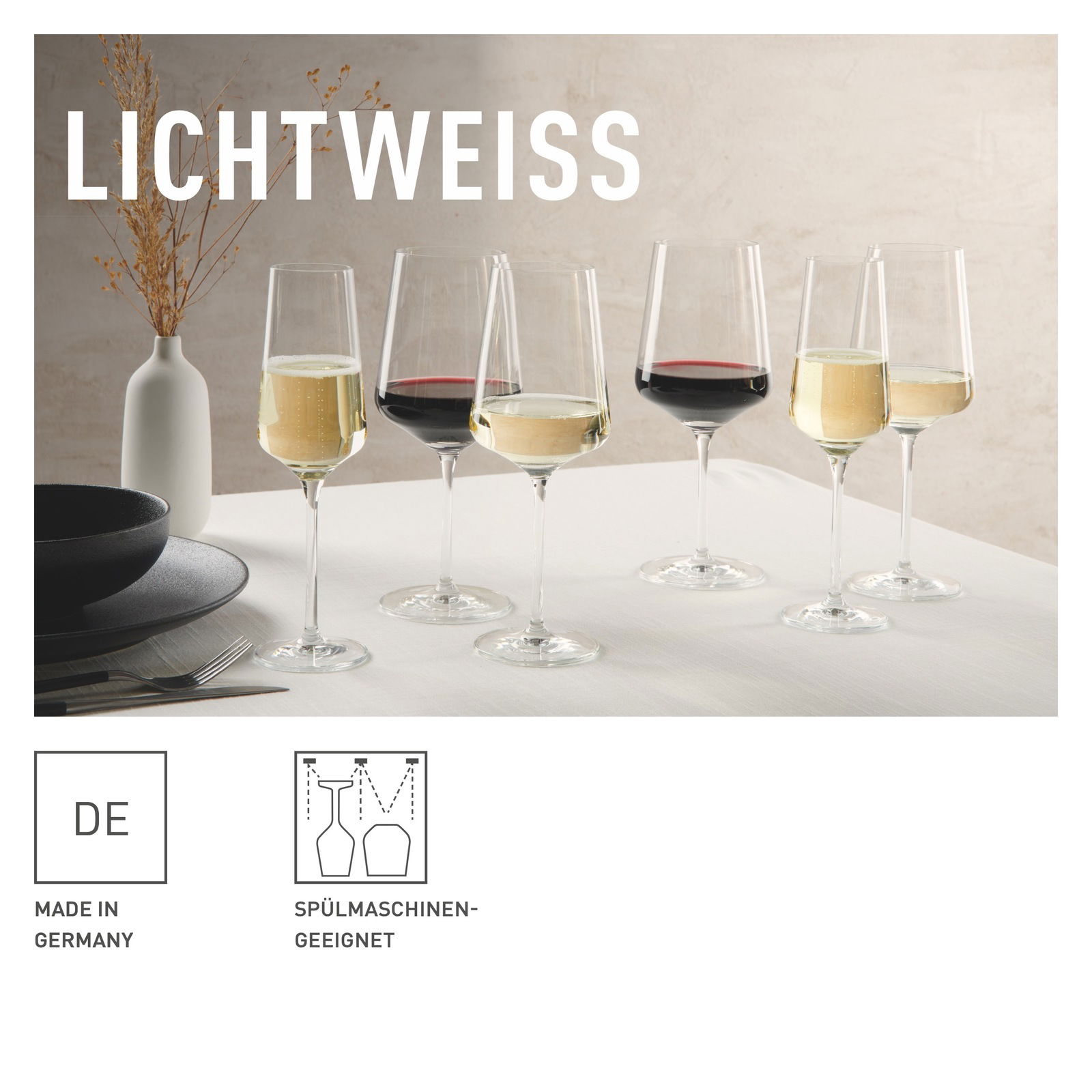 Sechs elegante Kelchgläser auf einem Tisch, gefüllt mit Rot- und Weißwein, in einer stilvollen Tischdekoration. Seitliche Perspektive.