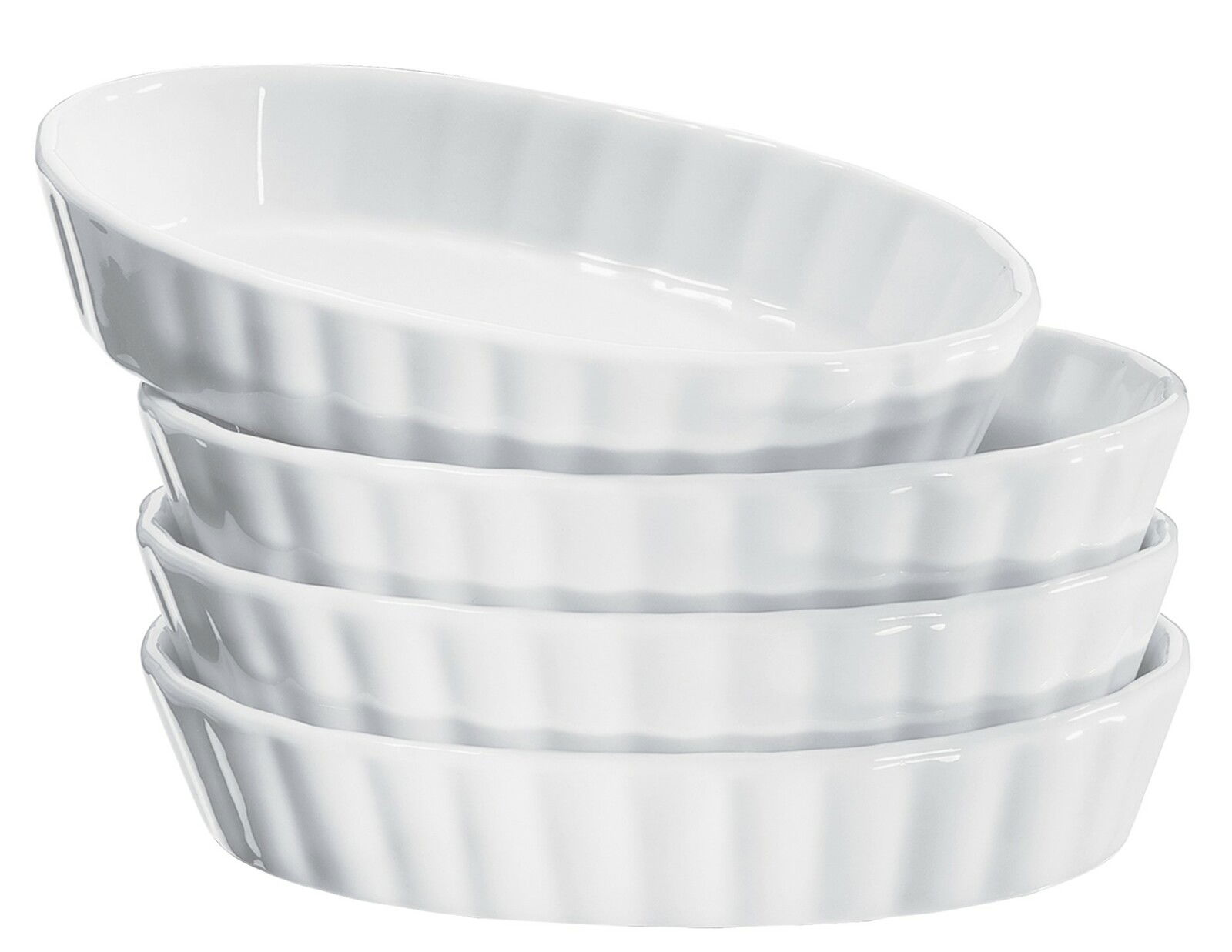 Vier gestapelte weiße Crème Brûlée-Schalen aus Porzellan, seitliche Perspektive