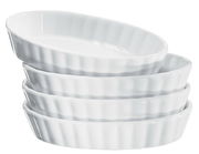 Vier gestapelte weiße Crème Brûlée-Schalen aus Porzellan, seitliche Perspektive