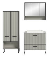 Frontale Ansicht einer modernen Badkombination mit vertikal gestreiften Türen, bestehend aus einem hohen Schrank, einem Waschbeckenunterschrank und einem Spiegelschrank.