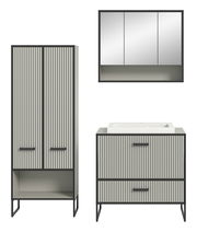 Frontale Ansicht einer modernen Badkombination mit vertikal gestreiften Türen, bestehend aus einem hohen Schrank, einem Waschbeckenunterschrank und einem Spiegelschrank.