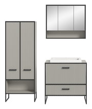 Frontale Ansicht einer modernen Badkombination mit vertikal gestreiften Türen, bestehend aus einem hohen Schrank, einem Waschbeckenunterschrank und einem Spiegelschrank.