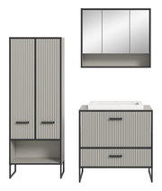Frontale Ansicht einer modernen Badkombination mit vertikal gestreiften Türen, bestehend aus einem hohen Schrank, einem Waschbeckenunterschrank und einem Spiegelschrank.