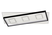 Moderne LED-Deckenleuchte mit drei quadratischen Lichtelementen, schräg von oben betrachtet.