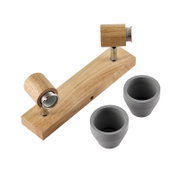 Holzstrahler mit zwei verstellbaren Köpfen und zwei grauen Lampenschirmen, Perspektive von oben