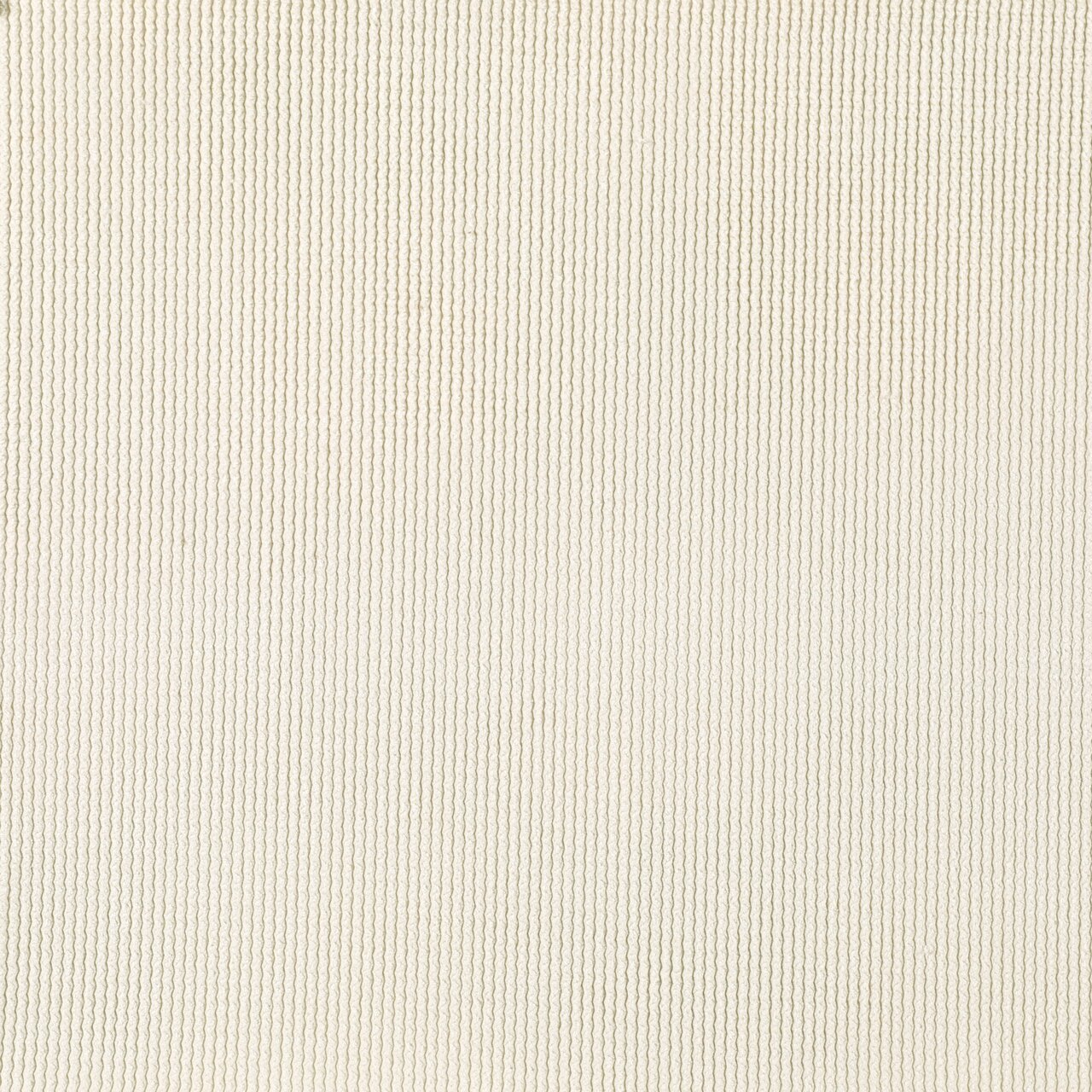 Nahaufnahme eines cremefarbenen, gerippten Stoffes in Draufsicht