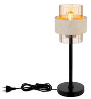 Moderne Tischleuchte mit schwarzem Metallfuß und -stange, zylindrischem geriffeltem Glasschirm und hellem Steineinsatz, warm leuchtende Glühbirne, inklusive Netzkabel mit Stecker, freigestellt vor weißem Hintergrund, Frontansicht leicht seitlich
