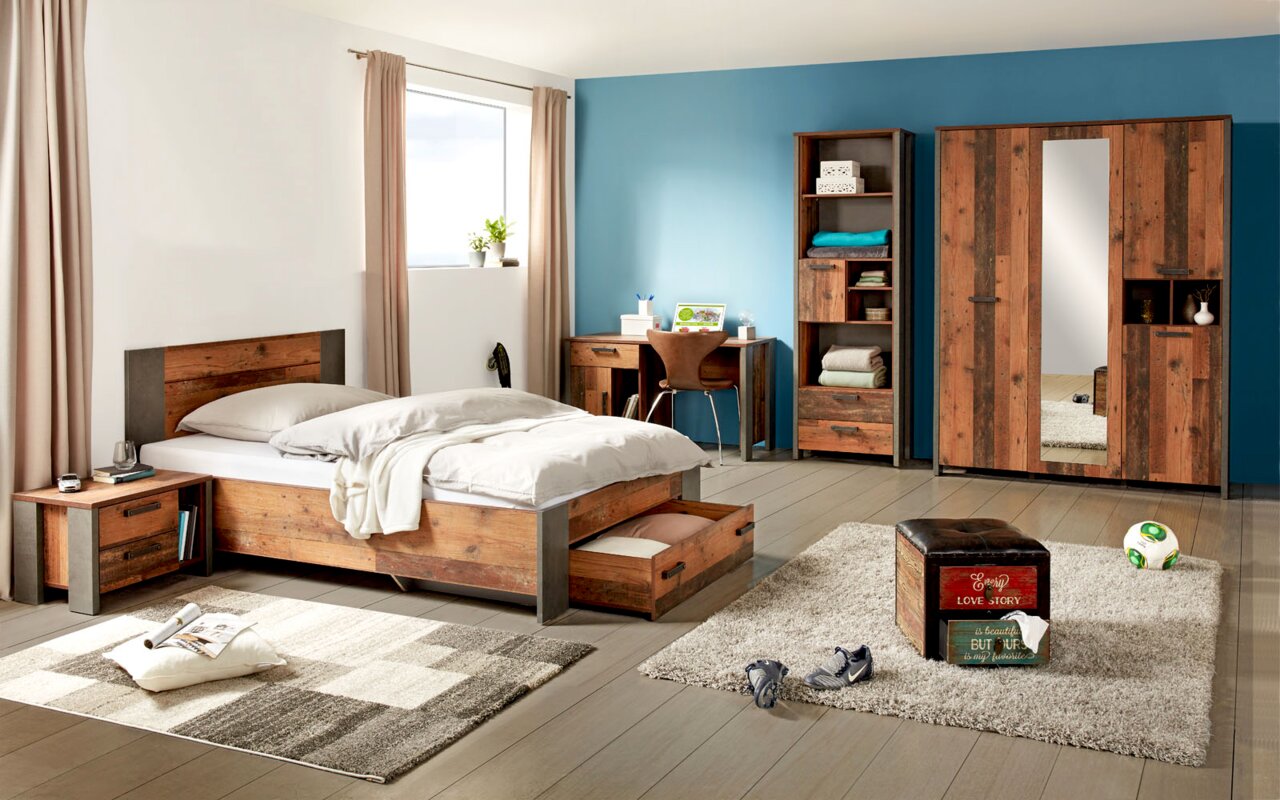 Schlafzimmer mit modernem Holzbett, Schreibtisch und Kleiderschrank in warmer Holzoptik, seitliche Perspektive.
