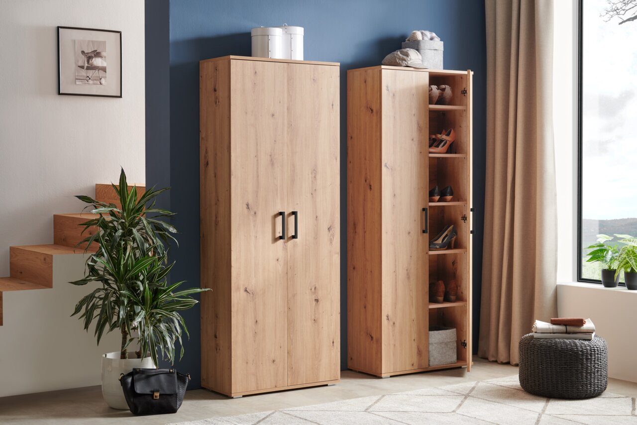 XORA XL-schoenenkast ALEX Twee grote houten schoenenkasten in een moderne woonruimte, één met een gesloten deur en de andere gedeeltelijk open om de schoenen te laten zien. Aanzicht van voren.