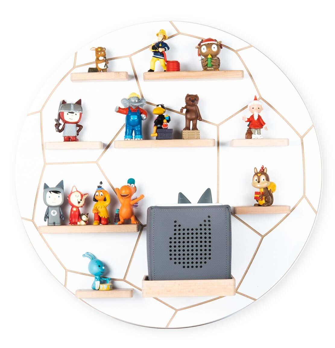 Rundes Wandregal mit geometrischen Fächern und kleinen Holzablagen, dekoriert mit bunten Spielfiguren; unten mittig ein grauer Bluetooth-Lautsprecher mit Katzenmotiv, frontal aufgenommen.