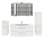 Badezimmermöbel-Set in Weiß, bestehend aus einem Waschtisch mit zwei Schubladen, einem hohen Schrank mit drei Fächern, einem kleinen Schrank mit zwei Fächern und einem Spiegelschrank mit offenen Türen. Frontalansicht.