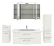 Badezimmermöbel-Set in Weiß, bestehend aus einem Waschtisch mit zwei Schubladen, einem hohen Schrank mit drei Fächern, einem kleinen Schrank mit zwei Fächern und einem Spiegelschrank mit offenen Türen. Frontalansicht.