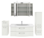 Badezimmermöbel-Set in Weiß, bestehend aus einem Waschtisch mit zwei Schubladen, einem hohen Schrank mit drei Fächern, einem kleinen Schrank mit zwei Fächern und einem Spiegelschrank mit offenen Türen. Frontalansicht.