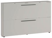 Moderner Schuhschrank in hellem Grau mit zwei Klappen und schwarzen Griffen, seitliche Perspektive