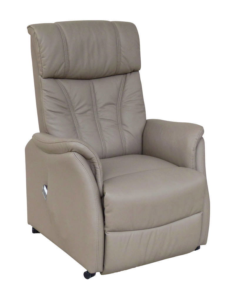 Beiger Fernsehsessel in Frontalansicht mit gepolstertem Kopfteil und Armlehnen.