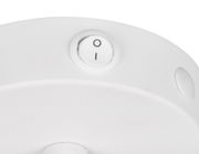 Nahaufnahme eines weißen Schalters auf einem Strahler, Perspektive von unten.