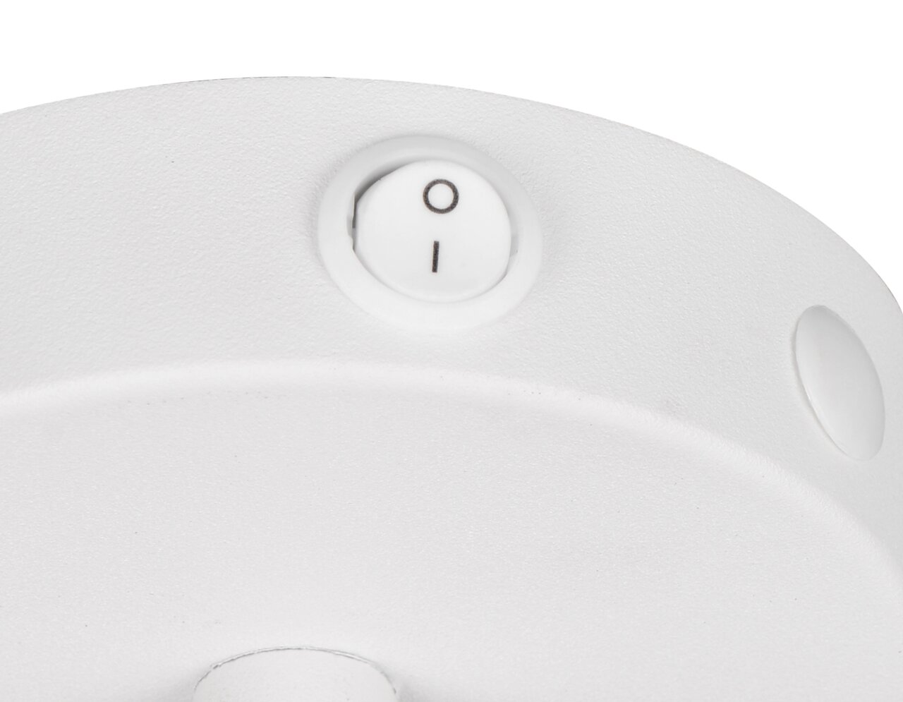 Nahaufnahme eines weißen Schalters auf einem Strahler, Perspektive von unten.