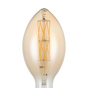 Close-up frontaanzicht van een amberkleurige LED-filamentlamp in kaarsvorm met zichtbaar gloeidraadpatroon op een witte achtergrond
