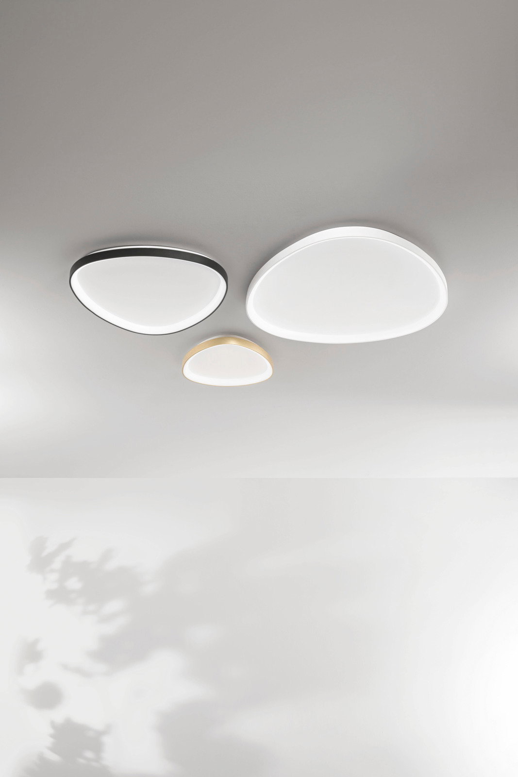 Fabas Luce LED-Deckenleuchte QUIRK Drei moderne LED-Deckenleuchten in verschiedenen Größen und Farben, von unten betrachtet.