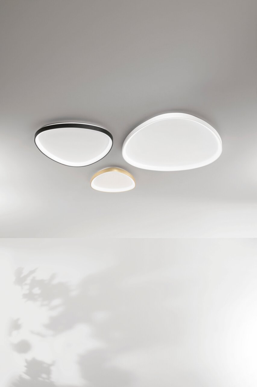 Drei moderne LED-Deckenleuchten in verschiedenen Größen und Farben, von unten betrachtet.