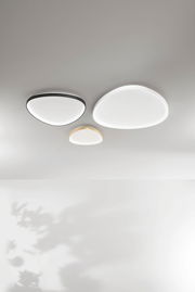 Drei moderne LED-Deckenleuchten in verschiedenen Größen und Farben, von unten betrachtet.