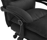 Schwarzer Chefsessel mit gepolsterten Armlehnen, seitliche Perspektive