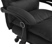 Schwarzer Chefsessel mit gepolsterten Armlehnen, seitliche Perspektive