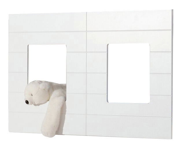 Weißes Fensterpaneele-Set mit zwei rechteckigen Öffnungen, aus denen ein Plüschtier herausragt. Frontalansicht.