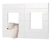 Weißes Fensterpaneele-Set mit zwei rechteckigen Öffnungen, aus denen ein Plüschtier herausragt. Frontalansicht.