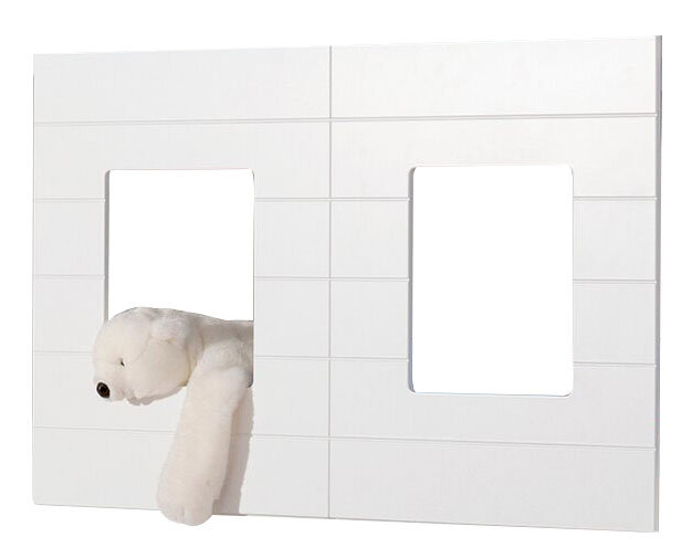 Weißes Fensterpaneele-Set mit zwei rechteckigen Öffnungen, aus denen ein Plüschtier herausragt. Frontalansicht.