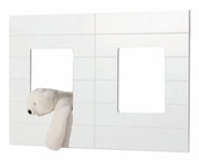 Weißes Fensterpaneele-Set mit zwei rechteckigen Öffnungen, aus denen ein Plüschtier herausragt. Frontalansicht.