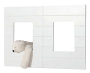 Weißes Fensterpaneele-Set mit zwei rechteckigen Öffnungen, aus denen ein Plüschtier herausragt. Frontalansicht.