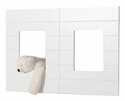 Weißes Fensterpaneele-Set mit zwei rechteckigen Öffnungen, aus denen ein Plüschtier herausragt. Frontalansicht.