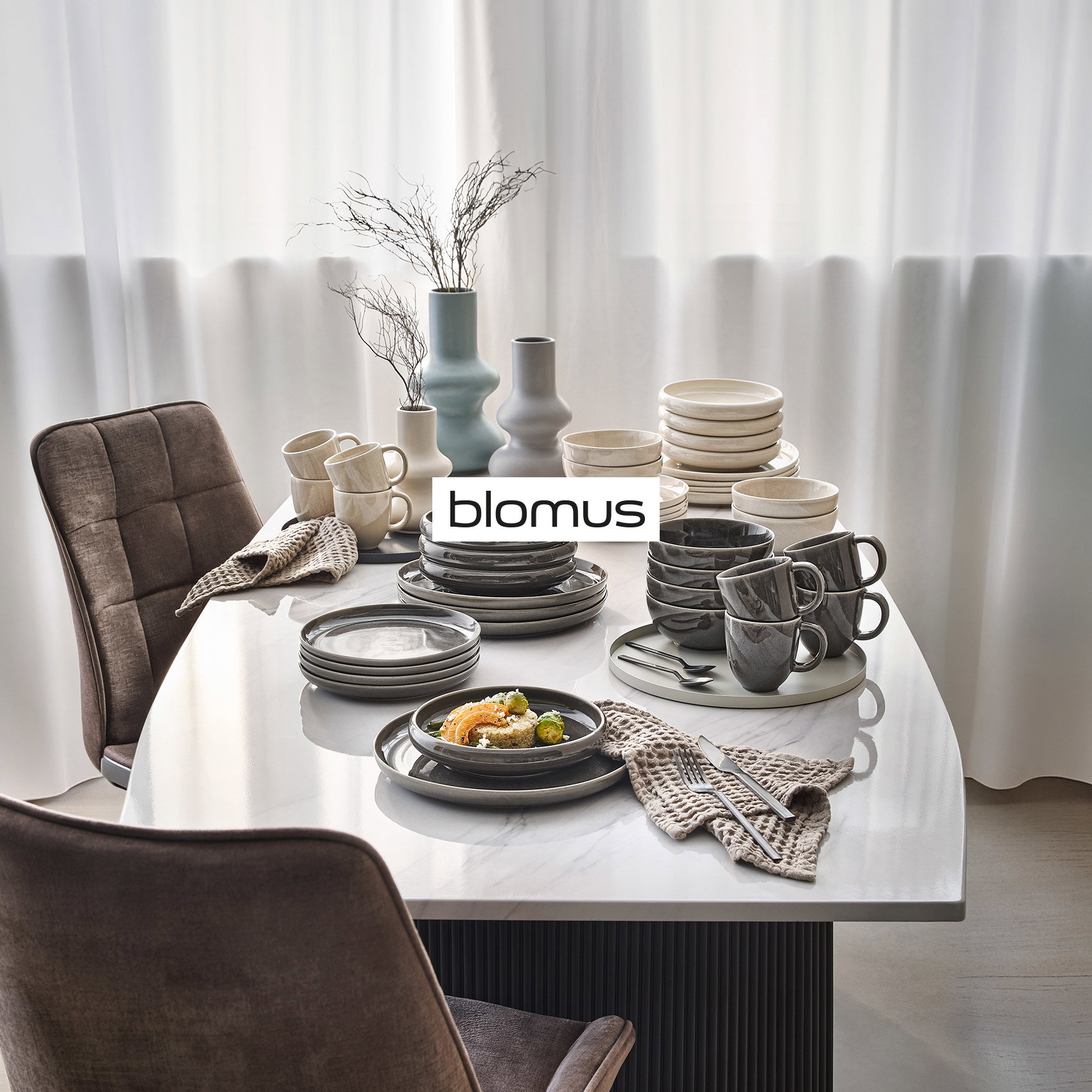 Modern gedeckter Tisch mit Blomus Geschirr, Tassen und Vasen in neutralen Farben
