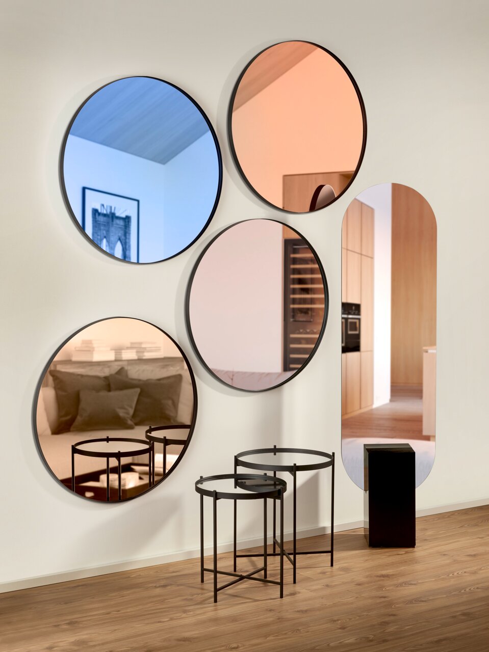 XORA Standspiegel MATHILDA Standspiegel 45x180cm in einem modernen Raum, umgeben von runden Wandspiegeln und stilvollen Beistelltischen, aus der Seitenperspektive betrachtet.