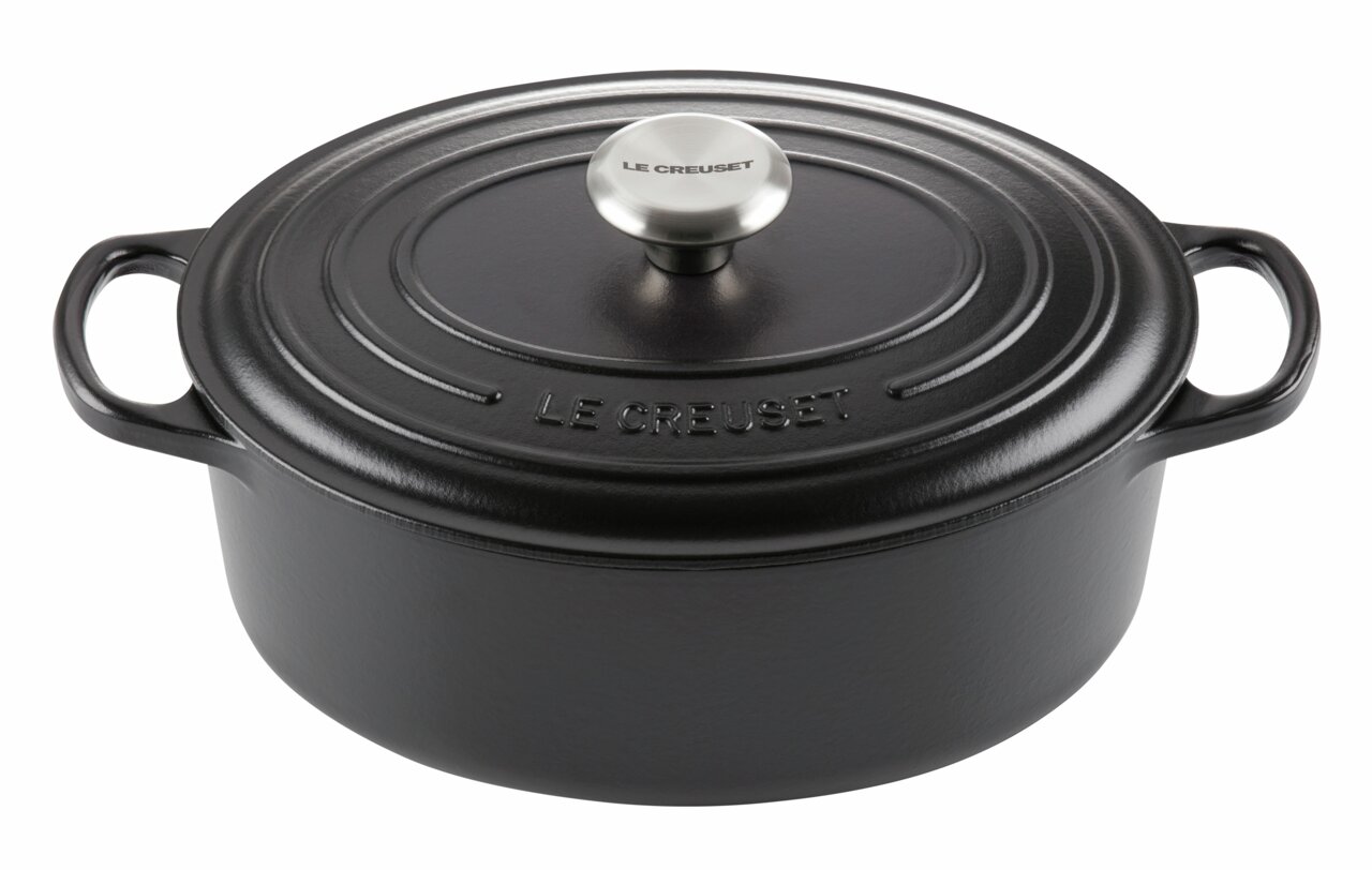 LE CREUSET Bräter Oval 29cm Schwarz SIGNATURE Schwarzer Bräter von Le Creuset, oval, 29 cm, mit Deckel und seitlichen Griffen, aus leicht erhöhter Perspektive.