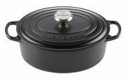 Schwarzer Bräter von Le Creuset, oval, 29 cm, mit Deckel und seitlichen Griffen, aus leicht erhöhter Perspektive.