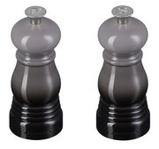 Vorderansicht eines kleinen Mühlen-Sets in Grau von Le Creuset, bestehend aus einer Salz- und einer Pfeffermühle.